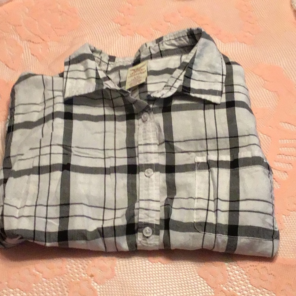 Size L says 12/14 but more like 10/12 shirt